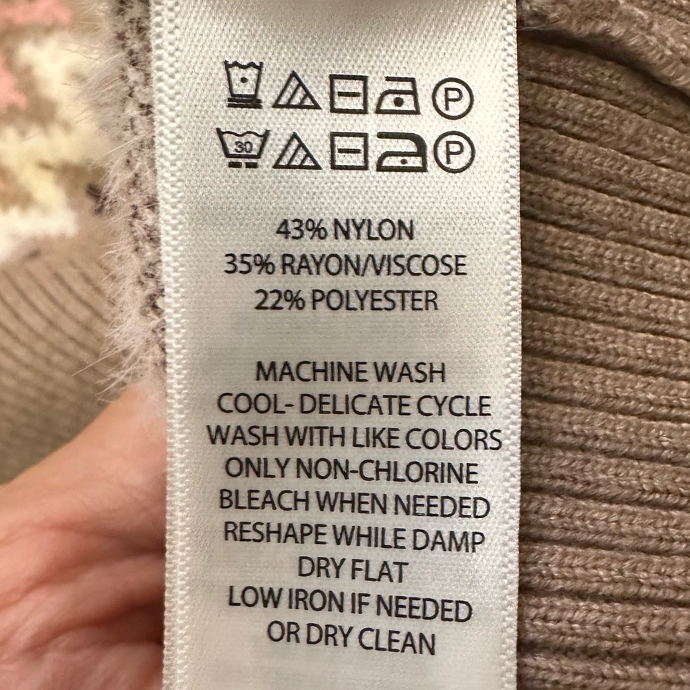 Rachel Zoe NWT Tan V-Neck Sweater with Zigzag Pattern - Picture 6 of 9